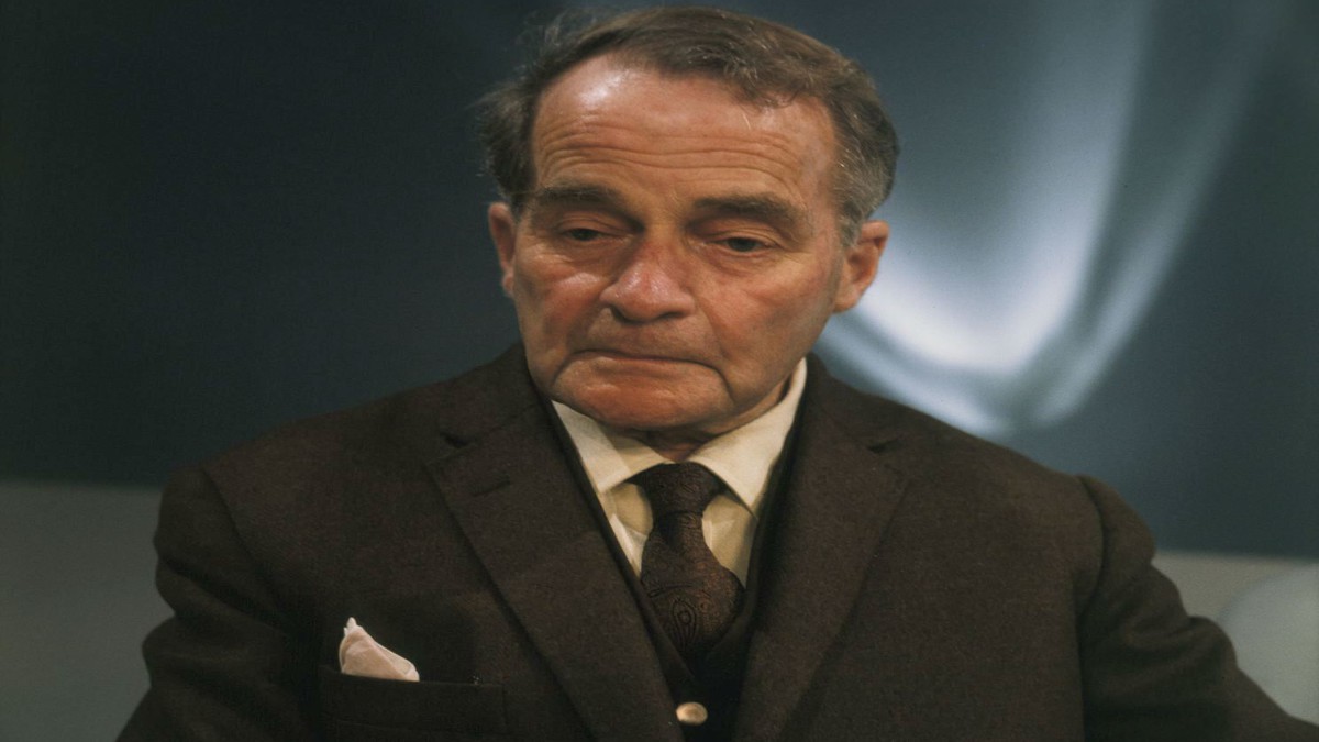 NH Geest Adriaan Roland Holst waart rond in zijn huis