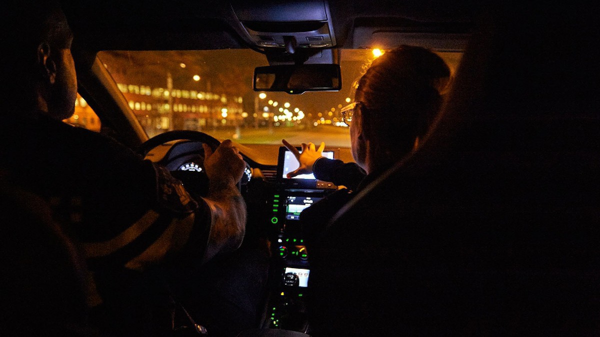 Wilde politieachtervolging eindigt in aanrijding en nekklachten. Wilde politieachtervolging eindigt in aanrijding en nekklachten.