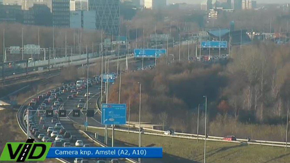 Verkeer op A10 staat vast door ongeluk. Verkeer op A10 staat vast door ongeluk.