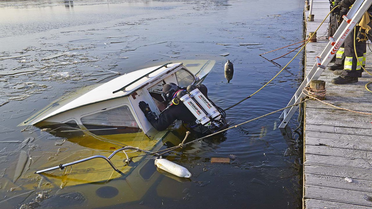 gezonken boot nh brandweerduikers zoeken in gezonken bootje naar gezonken boot nh brandweerduikers zoeken in gezonken bootje naar